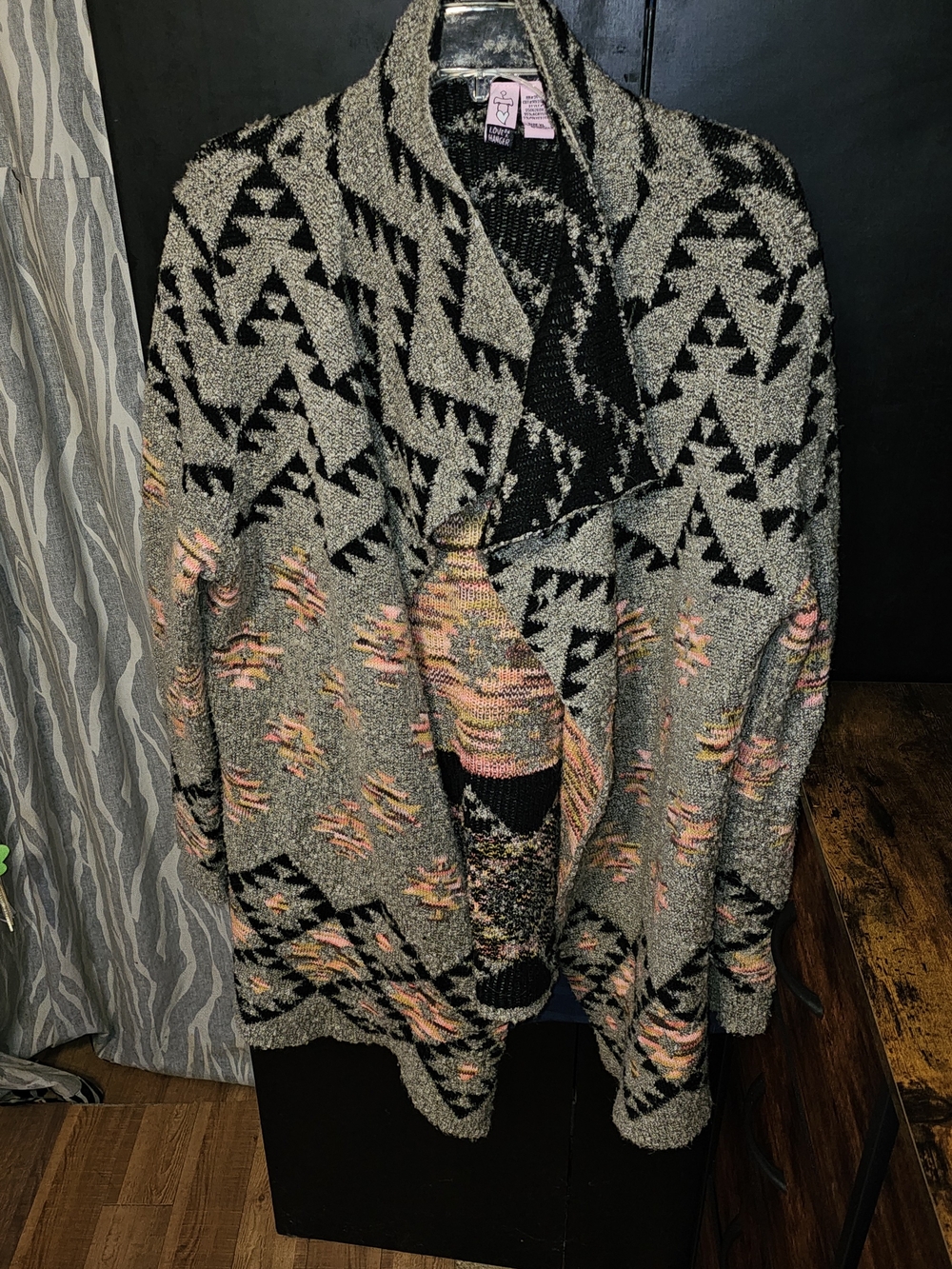 ❤️ EUC Juniors XL love on a hanger Black & Gray Geometric Sweater
